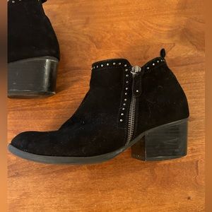 Sonoma suede Sz 6 black ankle boots.
